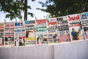 journaux sénégalais accrochés sur une ligne