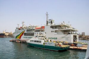 ferry amarré sur la rivièrferry amarré sur dakar-ziguinchor la rivière casamance casamance