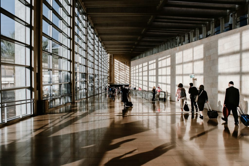 personnes sortant d'un aéroport