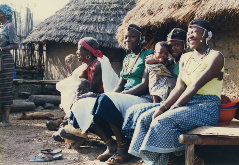 jeunes femmes et femme agée assises du peuple Bedik