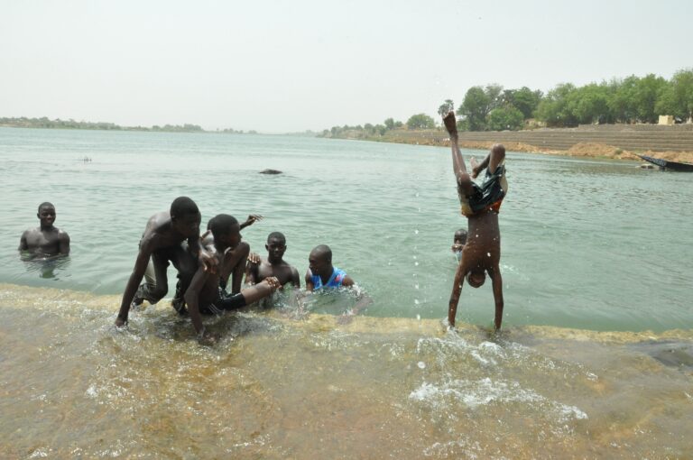 jeu des enfants au bord du fleuve