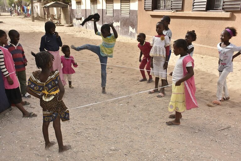 jeu saut élastique des enfants