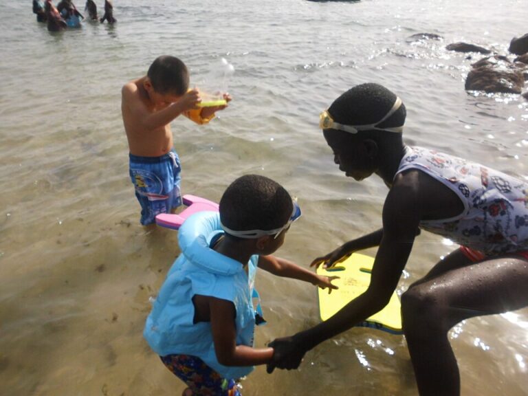 enfants jouant a la mer senegal