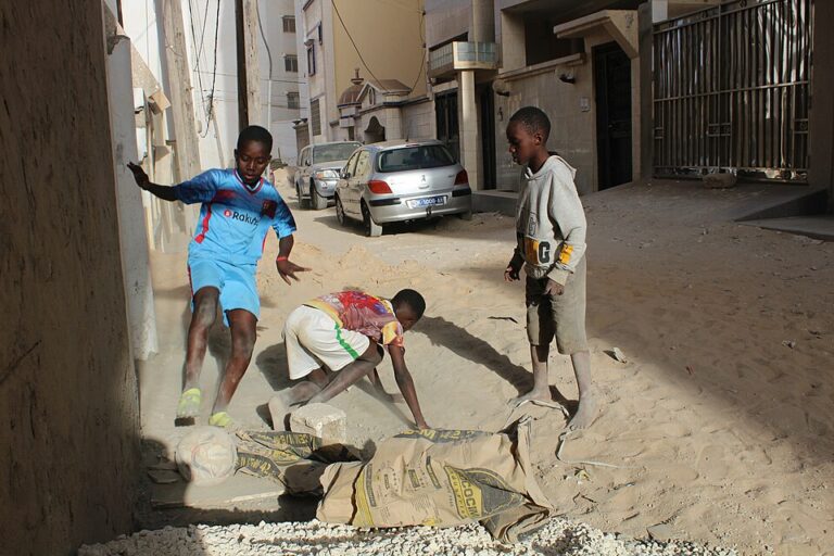 enfants senegalais jouant au football