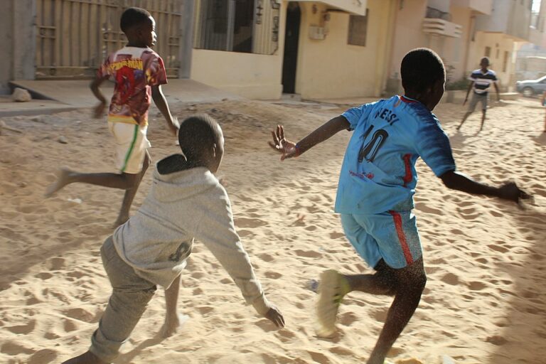 enfants senegalais jouant au football 2